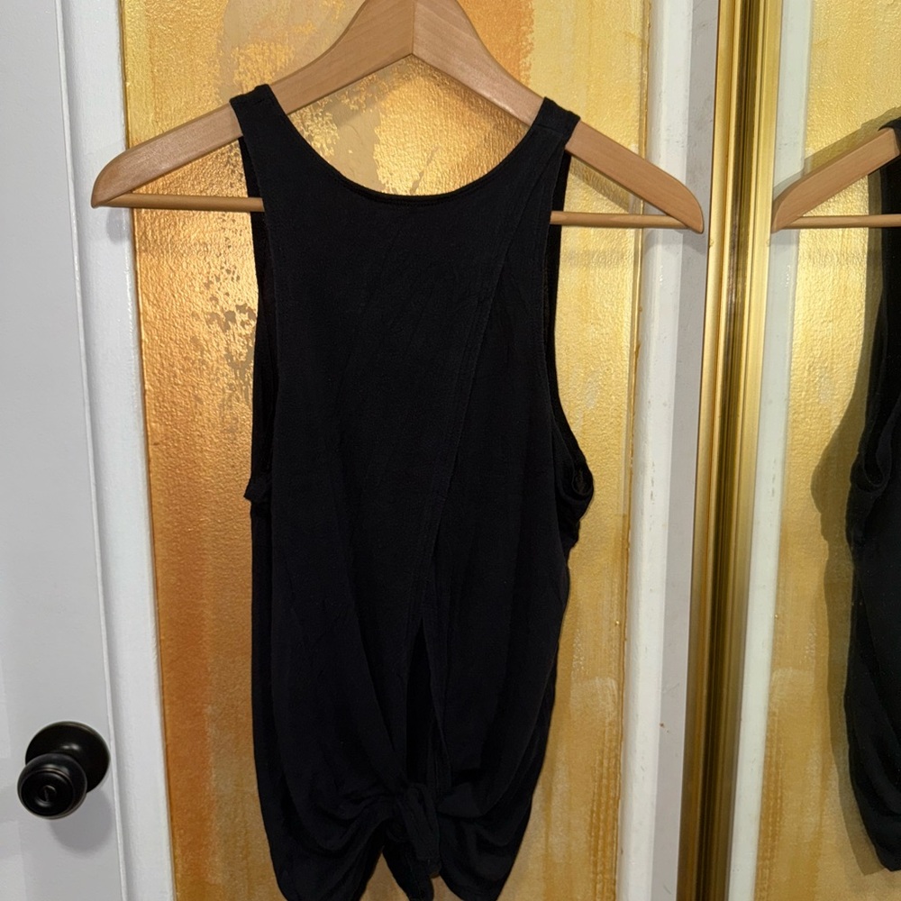Montiel Black Sleeveless Women's Top